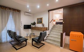 La Residenza Napoli Chiaia short let apartments Via Chiaia 82